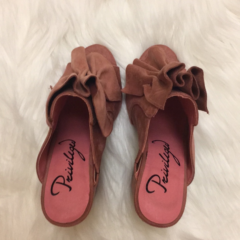 Privileged rose suede chunky heels with bow accent
